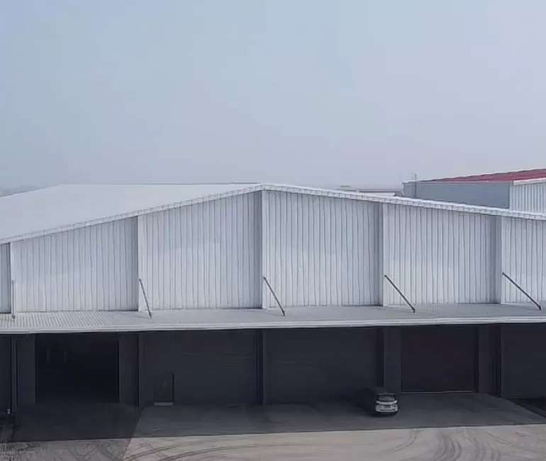 Das Gebäude der Boutique-Fabrik wie eine Ausstellungs halle wird von Engineering Magician gebaut